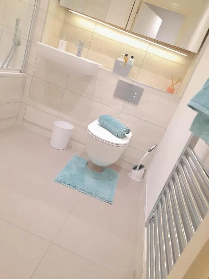 Two Bedroom Near Southall Station! London Apartment