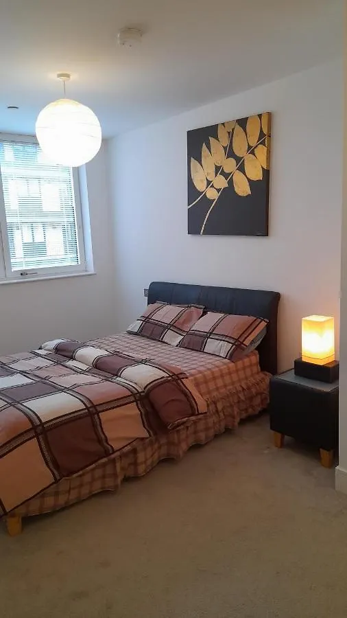 Two Bedroom Near Southall Station! London 0*,